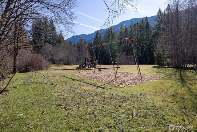 214 Paradise Dr, Ashford, WA 98304