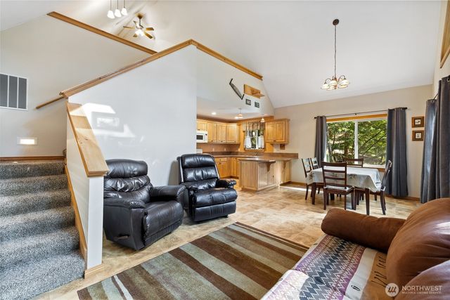 214 Paradise Dr, Ashford, WA 98304