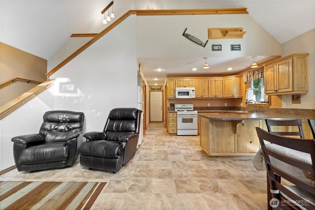 214 Paradise Dr, Ashford, WA 98304