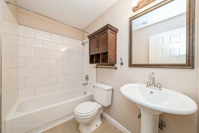 841 Cross Creek Court C, Roselle, IL 60172
