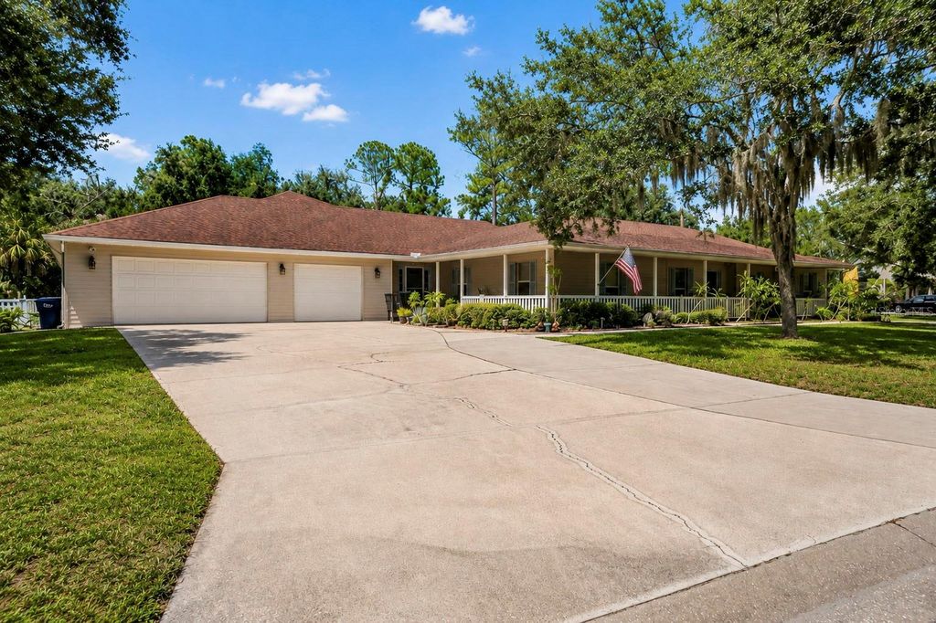 Image 2 of property listing at 608 WOODVIEW WAY, Bradenton, FL 34212
