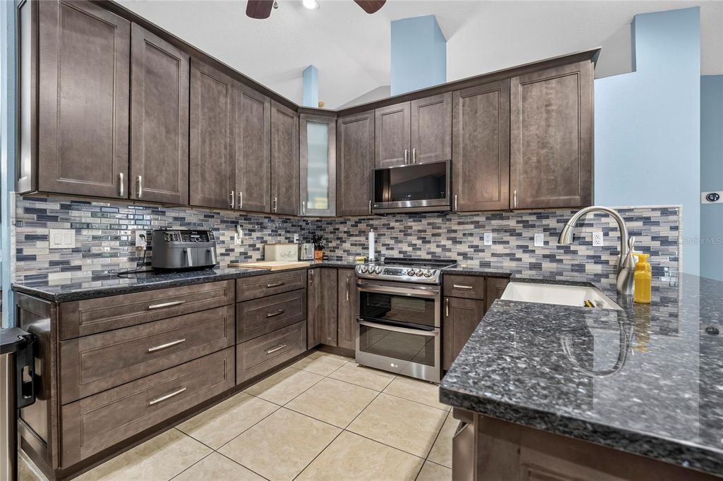 Image 12 of property listing at 608 WOODVIEW WAY, Bradenton, FL 34212