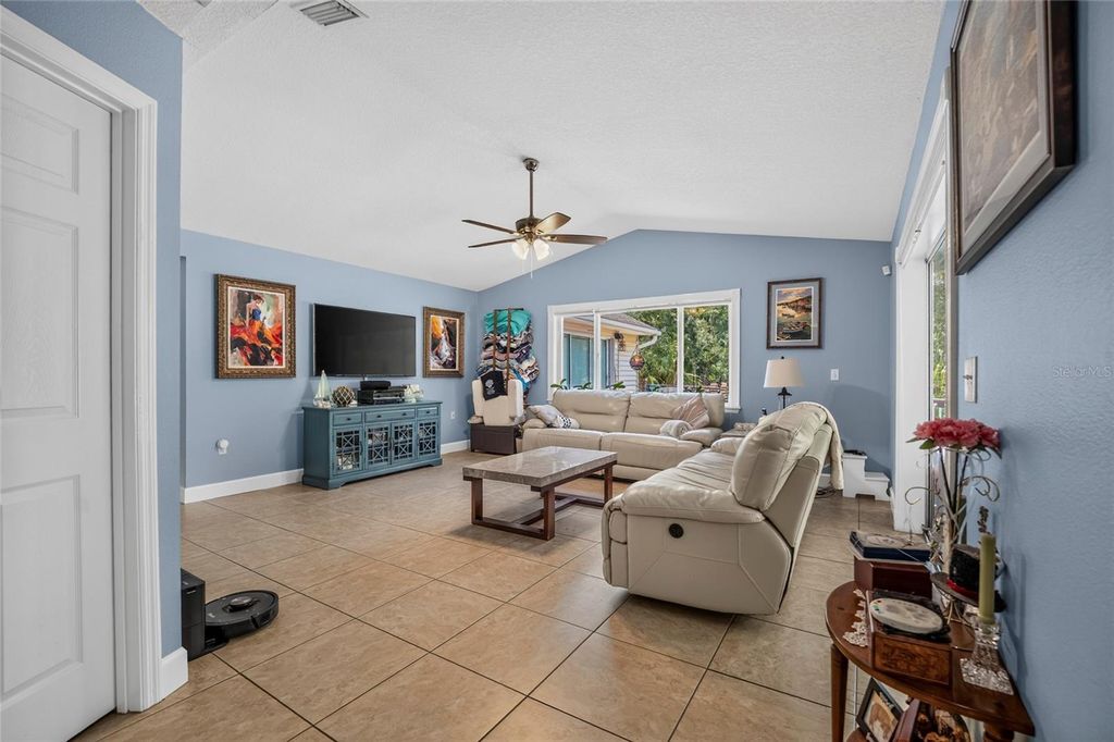 Image 14 of property listing at 608 WOODVIEW WAY, Bradenton, FL 34212