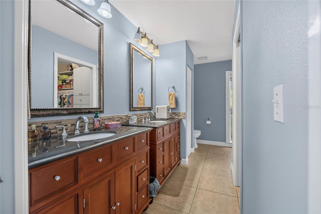 Image 20 of property listing at 608 WOODVIEW WAY, Bradenton, FL 34212