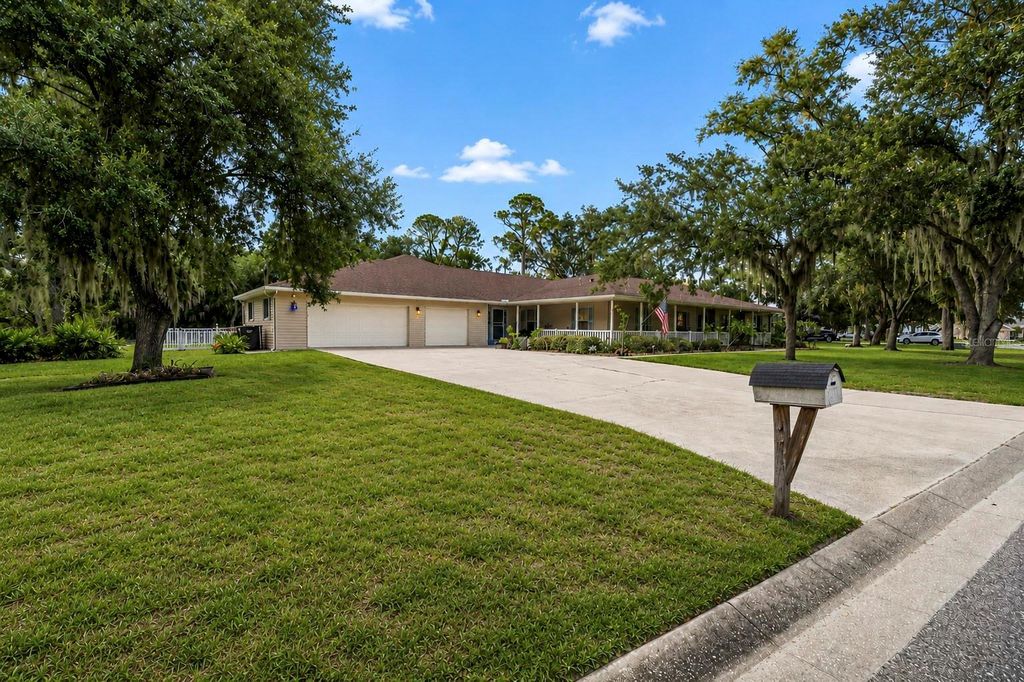 Image 3 of property listing at 608 WOODVIEW WAY, Bradenton, FL 34212