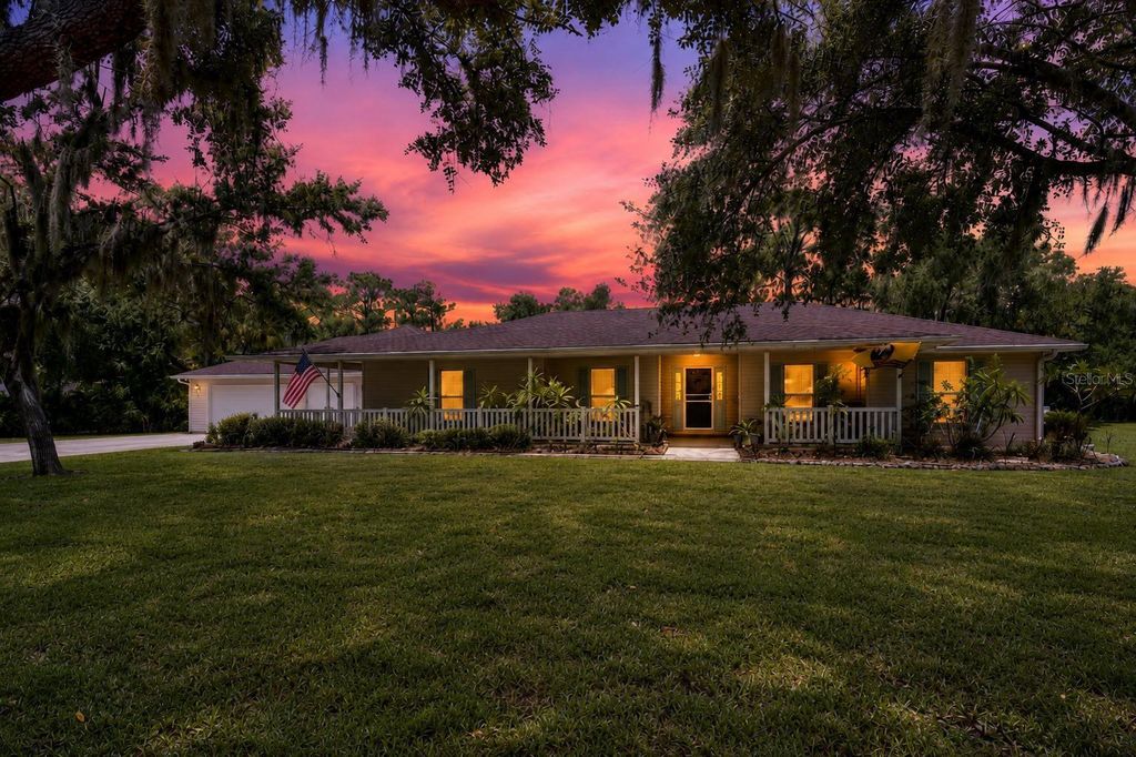 Image 4 of property listing at 608 WOODVIEW WAY, Bradenton, FL 34212