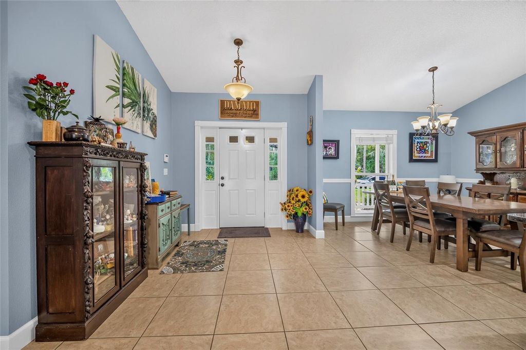 Image 8 of property listing at 608 WOODVIEW WAY, Bradenton, FL 34212