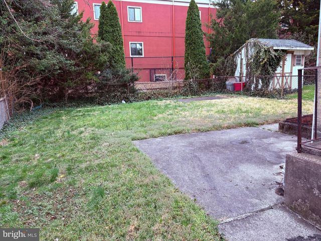 3406 OAK LN, Brookhaven, PA 19015