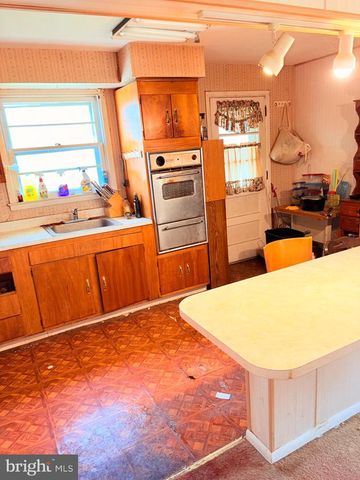 3406 OAK LN, Brookhaven, PA 19015