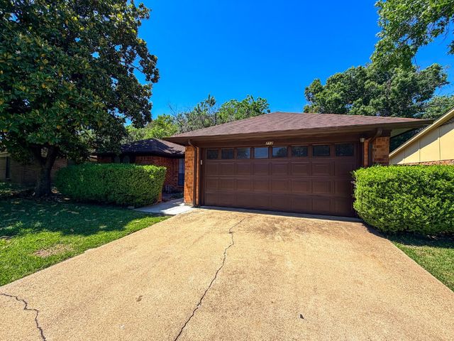 712 Pecan Street, Burleson, TX 76028