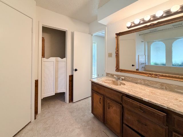 712 Pecan Street, Burleson, TX 76028