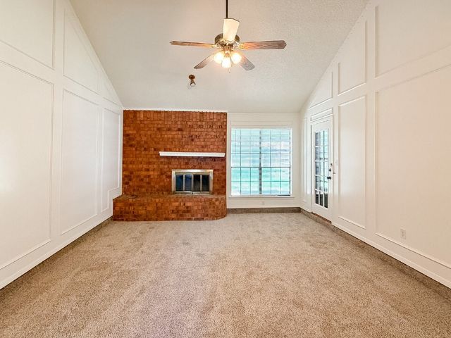 712 Pecan Street, Burleson, TX 76028
