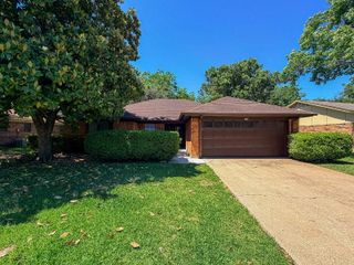712 Pecan Street, Burleson, TX 76028