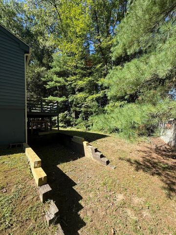 5 Edge Hill Rd, Amherst, MA 01002