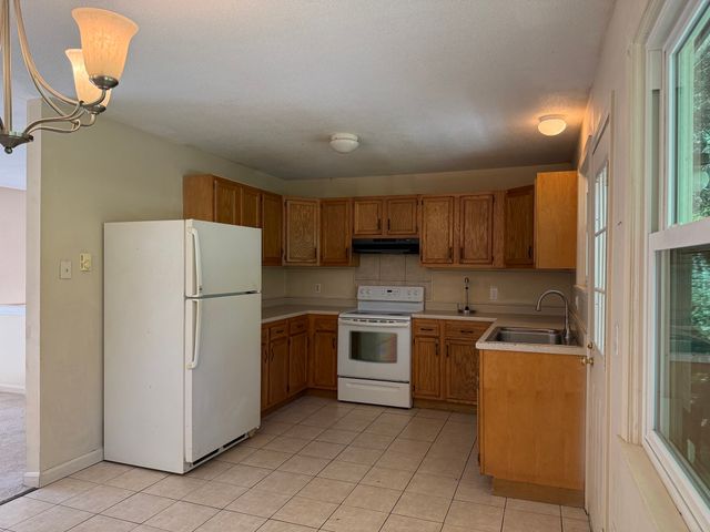 5 Edge Hill Rd, Amherst, MA 01002