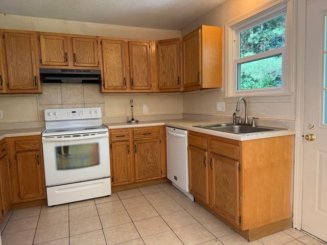 5 Edge Hill Rd, Amherst, MA 01002