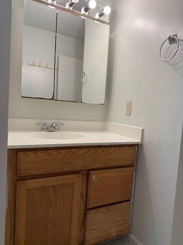 5 Edge Hill Rd, Amherst, MA 01002