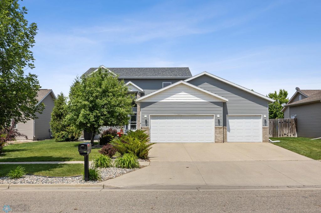 122 15th Avenue E, West Fargo, ND 58078