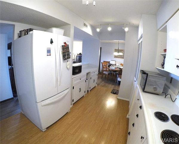 5569 Baronridge Drive 4, Unincorporated, MO 63129