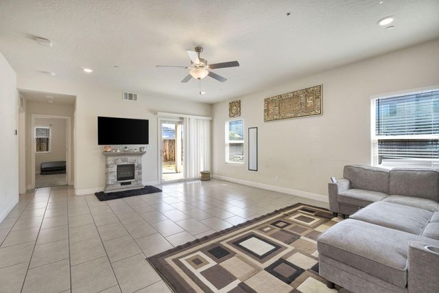 5952 E Truman Avenue, Fresno, CA 93727