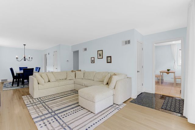 6310 W ESTES Avenue, Chicago, IL 60646