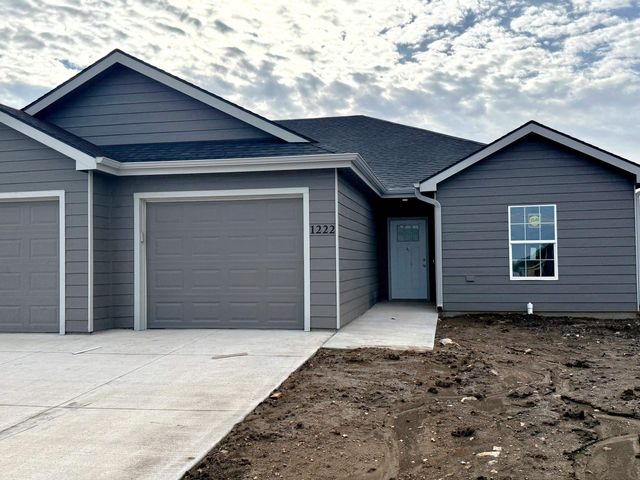 1222 Fountain Dr, Salina, KS 67401