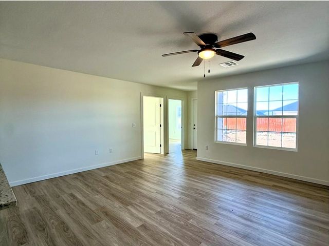 1222 Fountain Dr, Salina, KS 67401