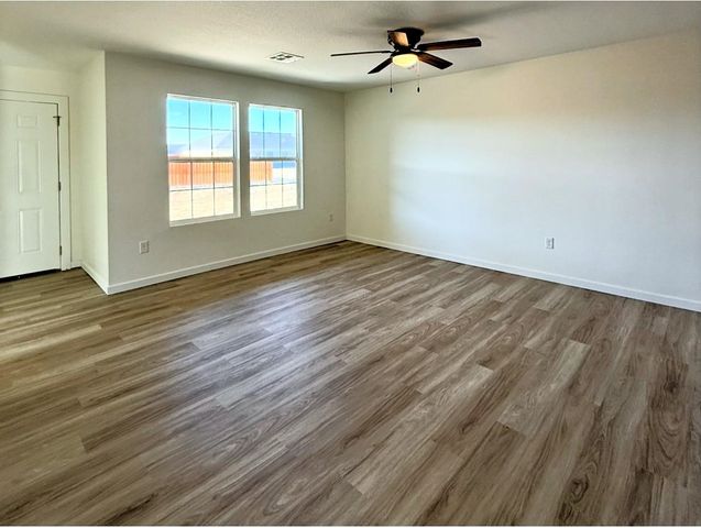 1222 Fountain Dr, Salina, KS 67401