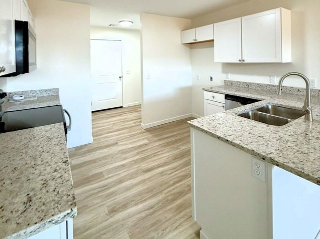 1222 Fountain Dr, Salina, KS 67401