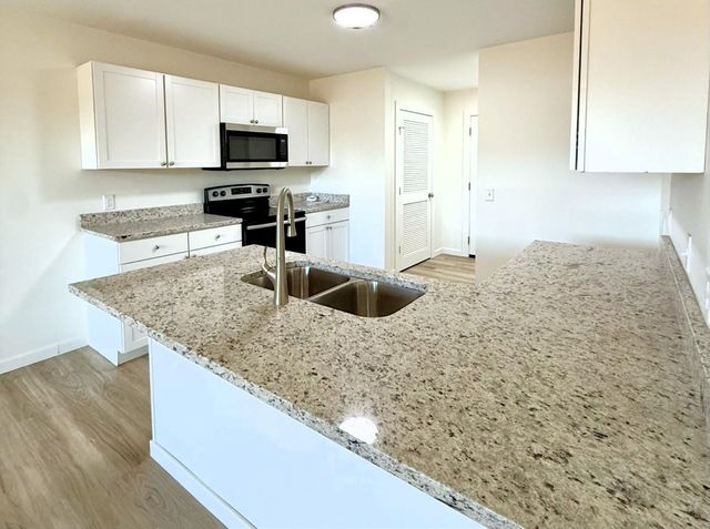 1222 Fountain Dr, Salina, KS 67401