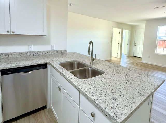 1222 Fountain Dr, Salina, KS 67401