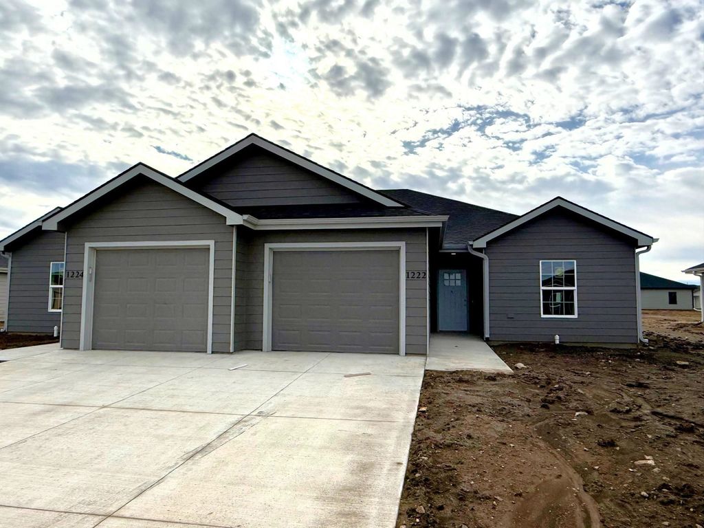 1222 Fountain Dr, Salina, KS 67401