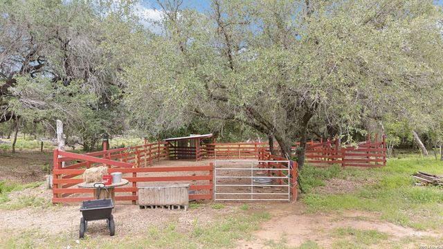 1169 Old Adams Ln, Pleasanton, TX 78064