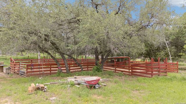 1169 Old Adams Ln, Pleasanton, TX 78064