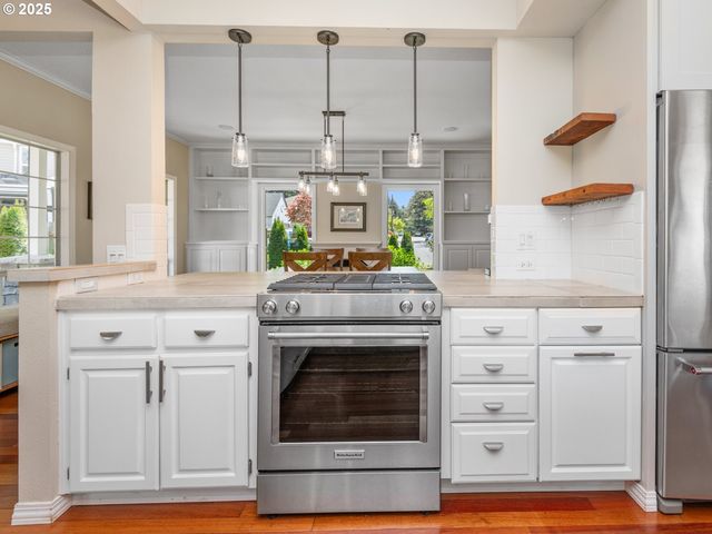 17488 MARDEE Ave, Lake Oswego, OR 97035