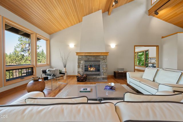 4211 NW Lower Village Road, Bend, OR 97703