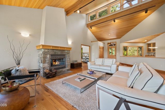 4211 NW Lower Village Road, Bend, OR 97703