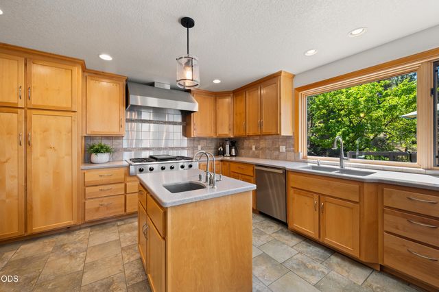 4211 NW Lower Village Road, Bend, OR 97703