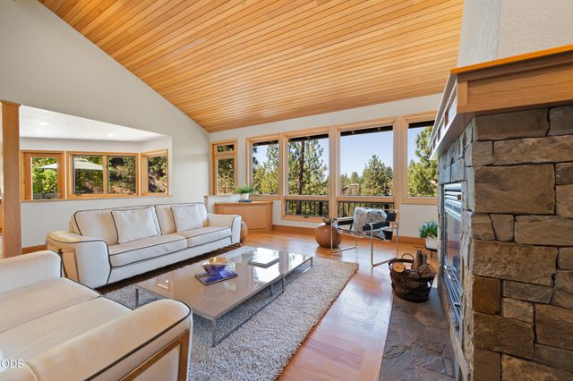 4211 NW Lower Village Road, Bend, OR 97703