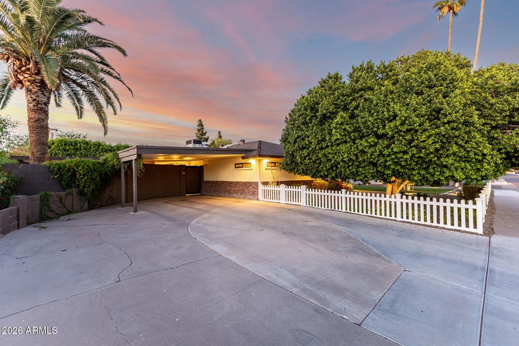 Image 4 of property listing at 2602 N 20TH Avenue, Phoenix, AZ 85009