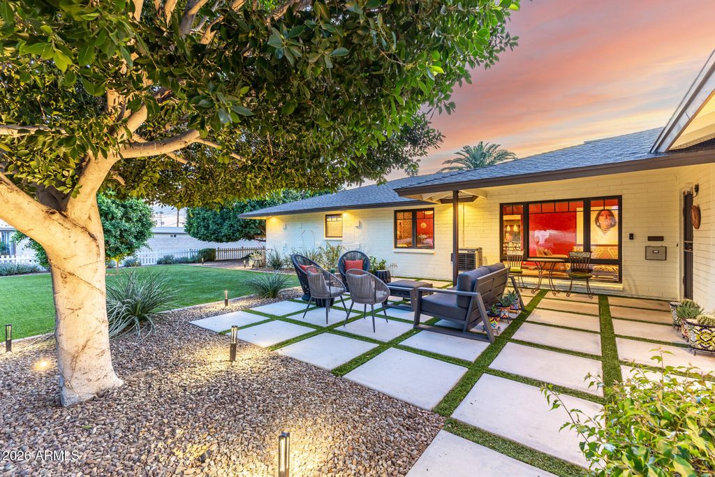 Image 5 of property listing at 2602 N 20TH Avenue, Phoenix, AZ 85009