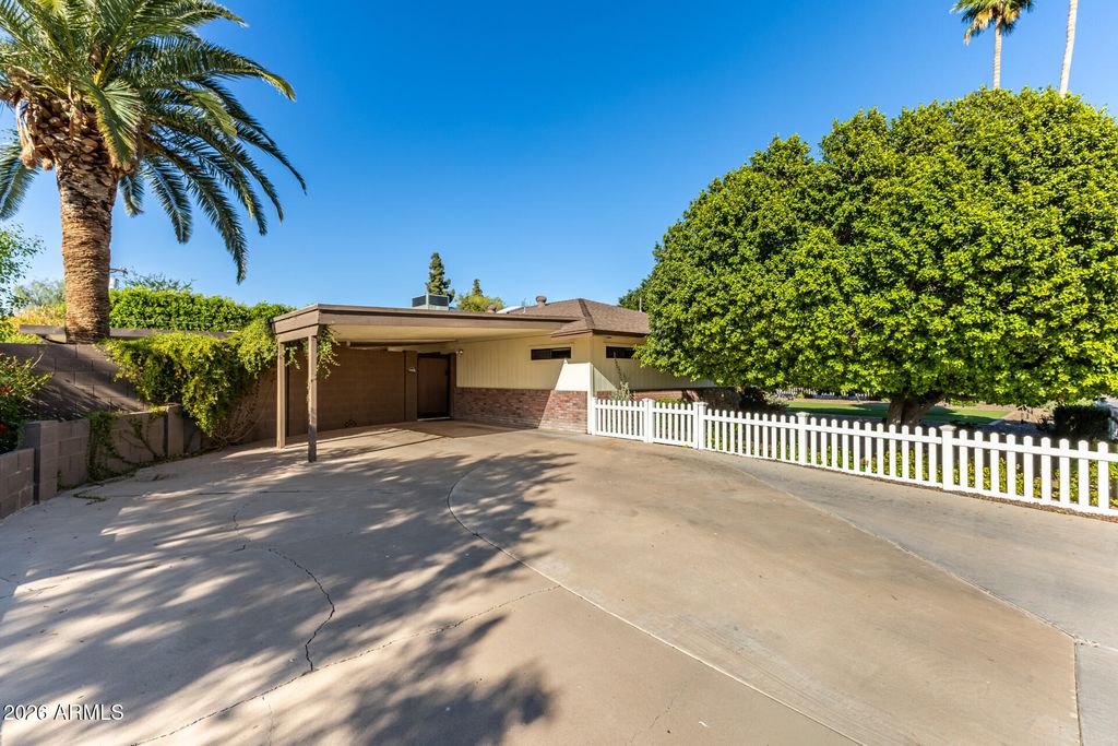 Image 9 of property listing at 2602 N 20TH Avenue, Phoenix, AZ 85009