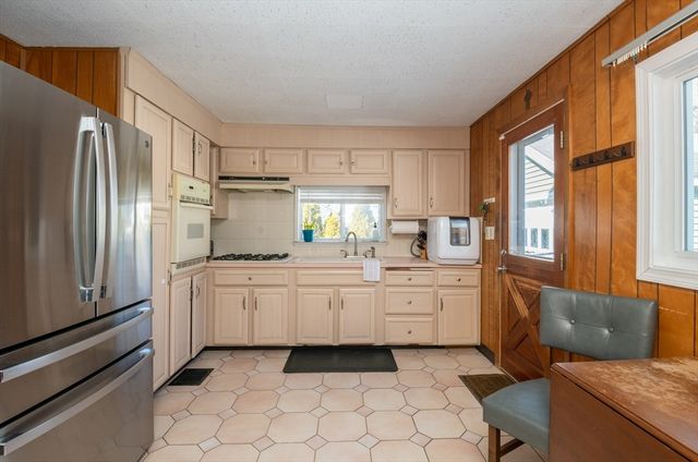 31 Mountain Ave, Saugus, MA 01906