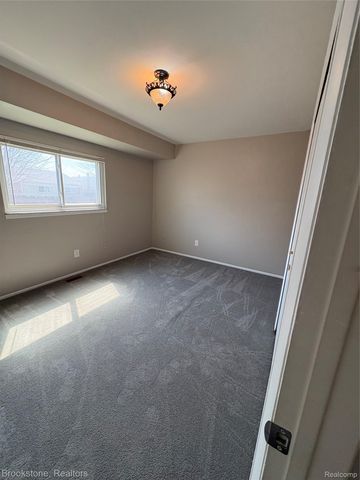 16444 E Terrace Ct, Roseville, MI 48066