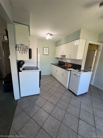 16444 E Terrace Ct, Roseville, MI 48066