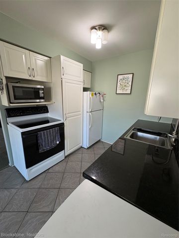 16444 E Terrace Ct, Roseville, MI 48066