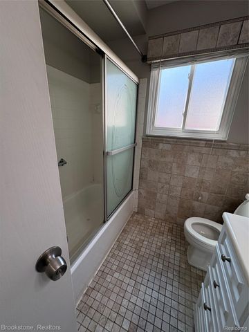 16444 E Terrace Ct, Roseville, MI 48066