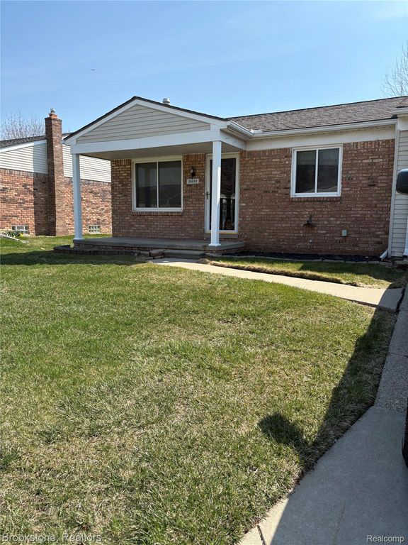 16444 E Terrace Ct, Roseville, MI 48066