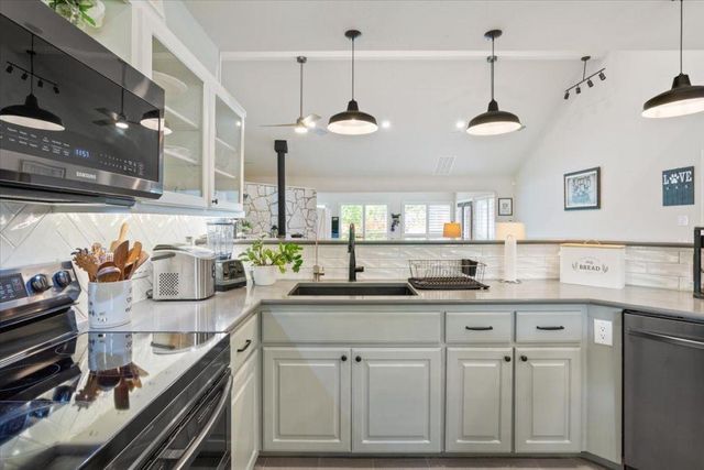 190 Young Ranch RD, Georgetown, TX 78633