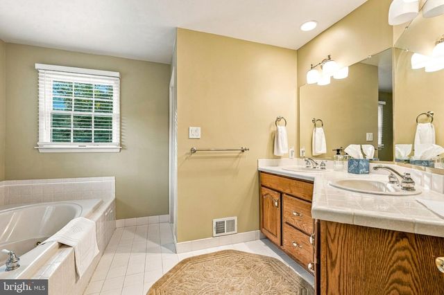 28 MEETINGHOUSE CT, Shamong, NJ 08088